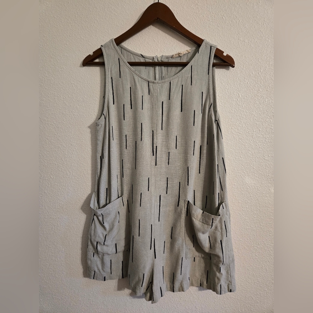 Stylish Gray Sleeveless Top with Pockets